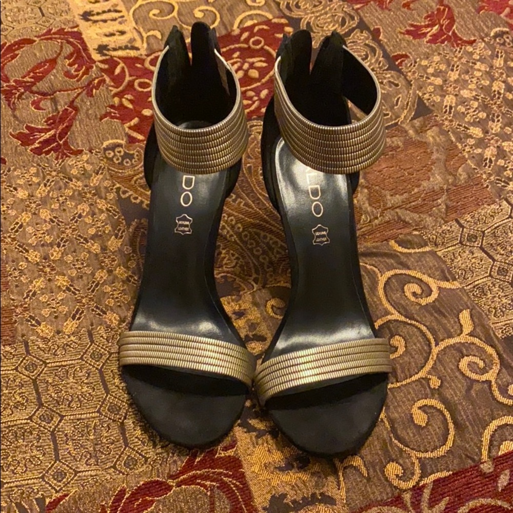 Aldo Size 6 Black & Gold Strap Heels